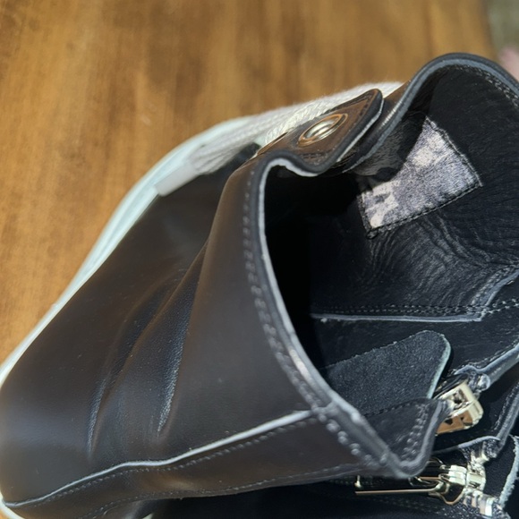 Black-and-white high tops, women's size 9 - Picture 5 of 7